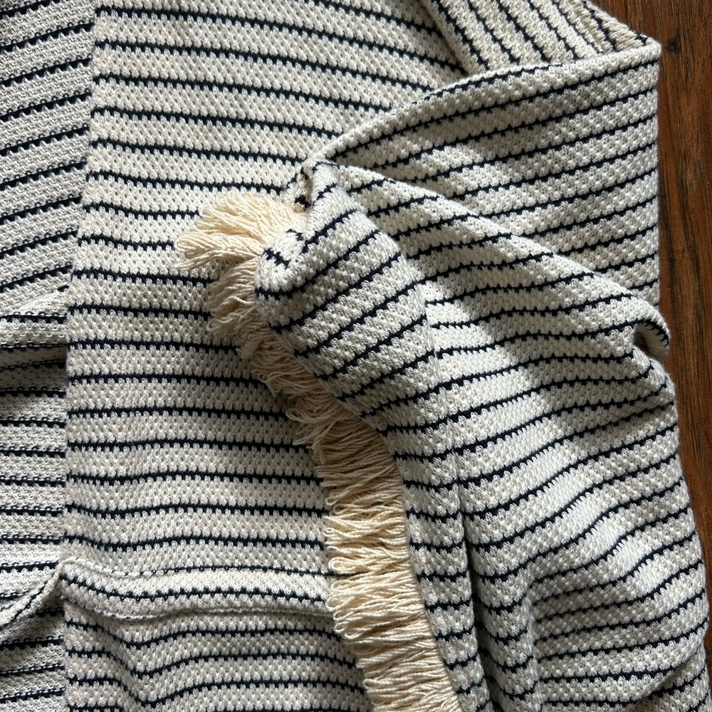 Beach Coverup With Front Tie and Fringes Women’s Size Medium - Picture 5 of 11